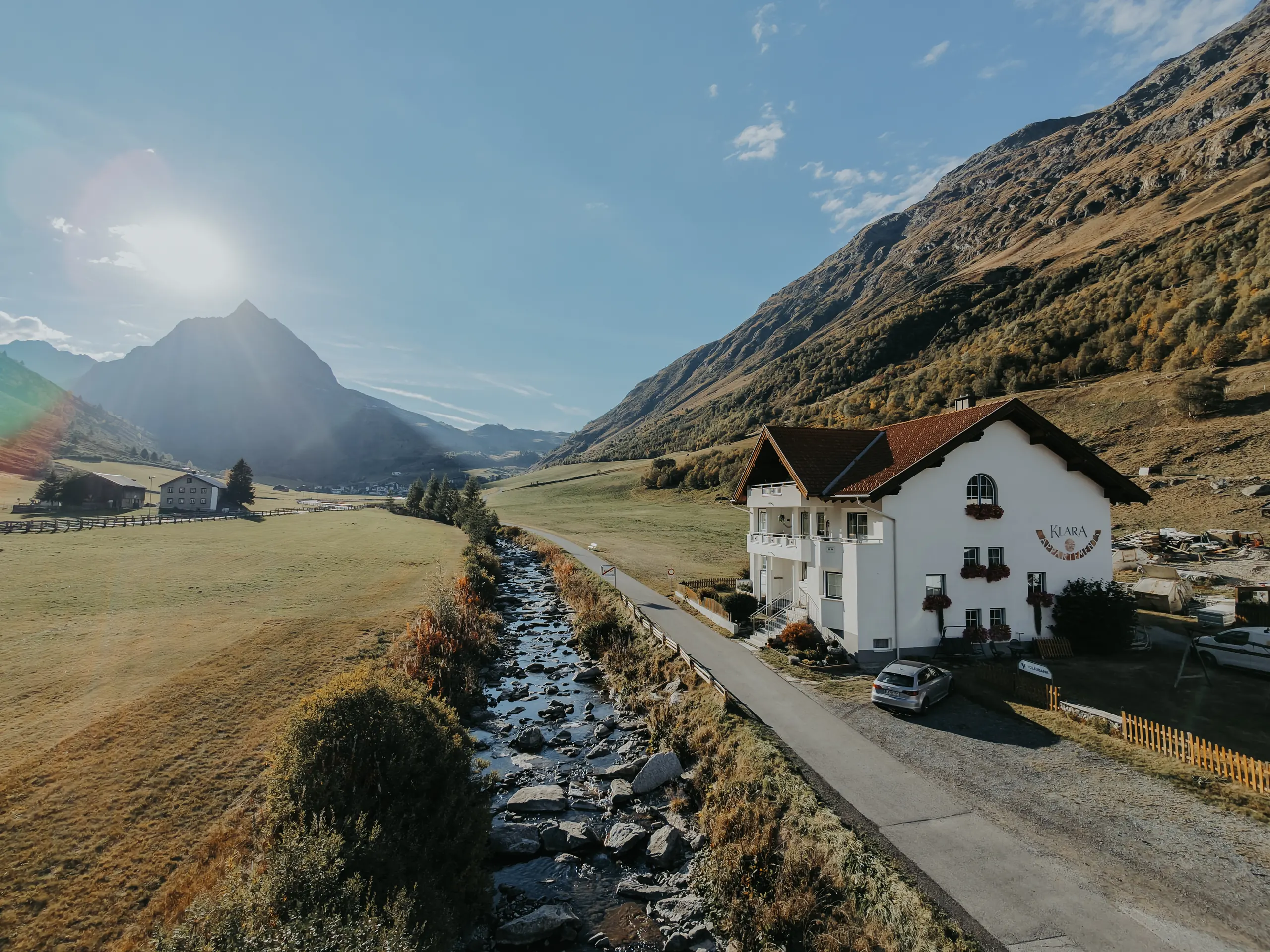 Haus Klara am Bach vor der Bergkulisse von Galtür